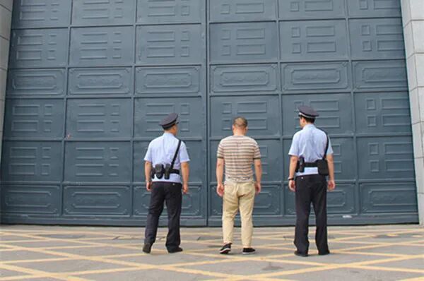 抢劫罪：暴力取财的严重刑事犯罪